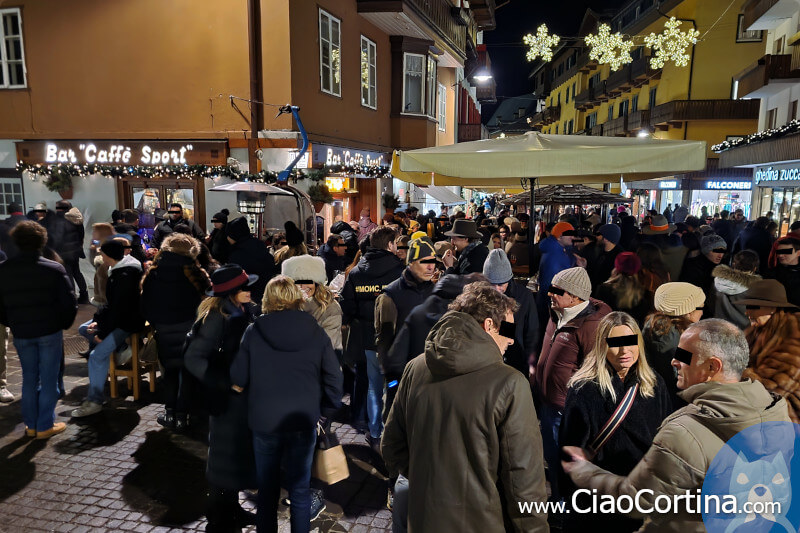 Crowd at the aperitif in front of the Sports Bar