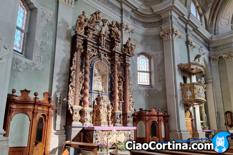 Un altare laterale della chiesa di Cortina