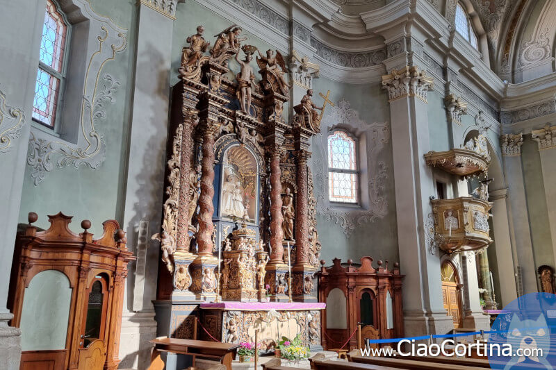 A side altar of the church of Cortina