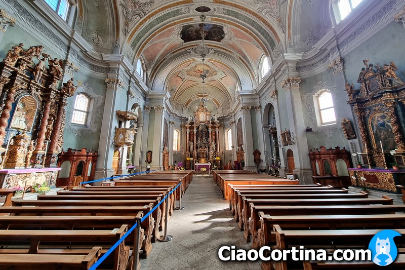 Fotografia panoramica degli interni della Basilica di Cortina d'Ampezzo