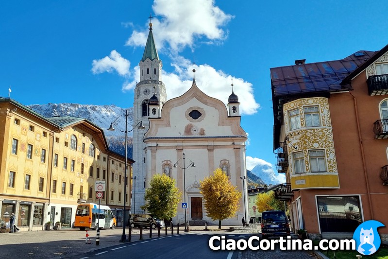 La basilica di Cortina fotografata da Piazza Roma