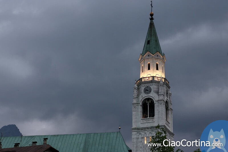 Dettaglio del campanile illuminato al crepuscolo