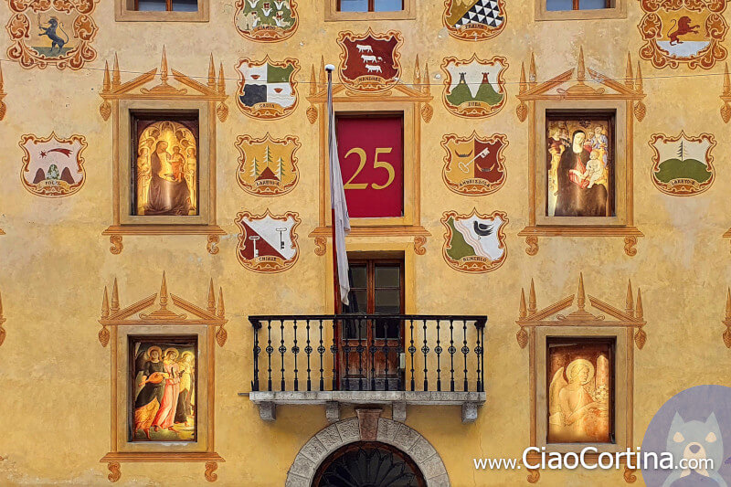 The advent calendar on the windows of Comun Vecio