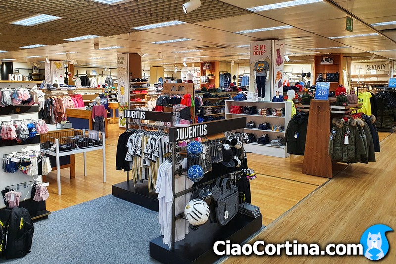 Il reparto abbigliamento della Cooperativa di Cortina