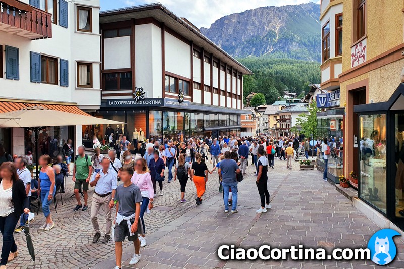 Corso Italia a Cortina visto dal lato della Cooperativa di Cortina