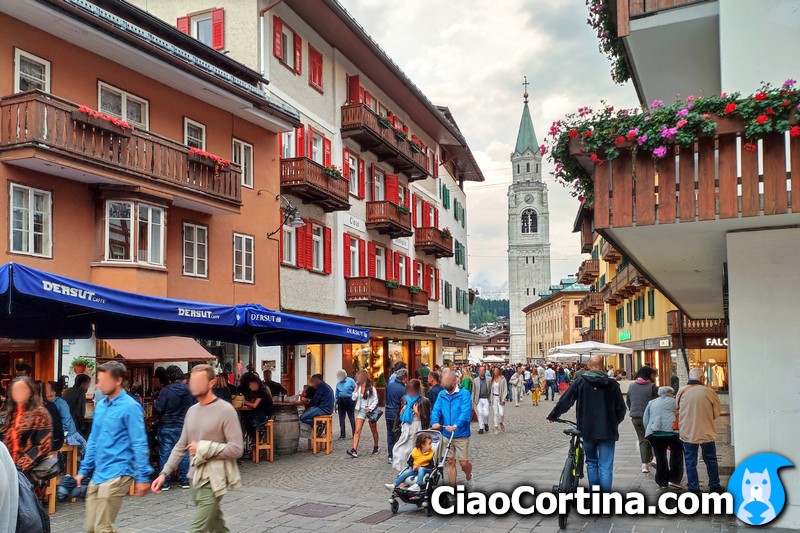 The movida of Cortina in high season
