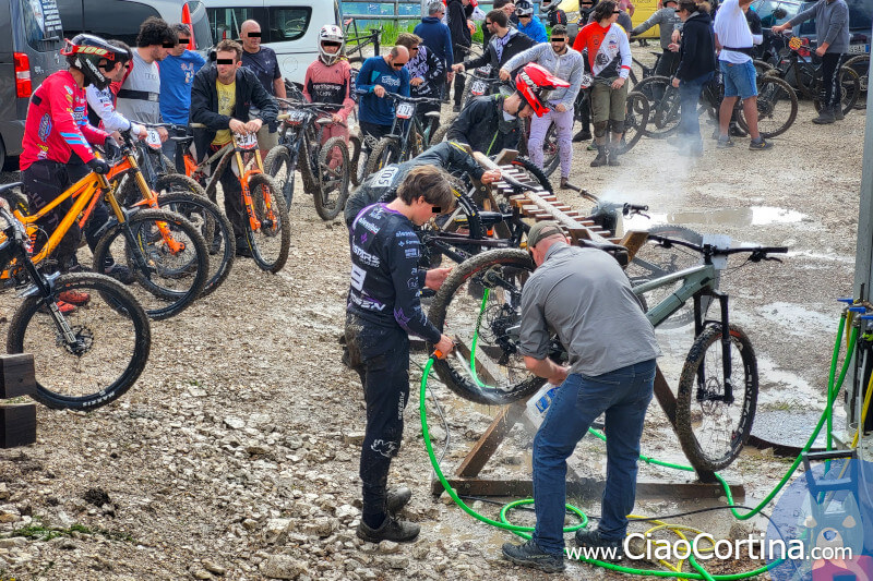 Lavaggio biciclette al Cortina Bike Park Dolomiti