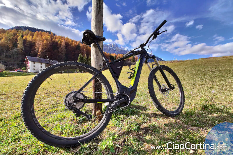 Una mountain bike elettrica appoggiata ad un palo