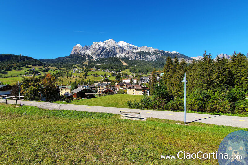 Le Tofane e la passeggiata dell'ex ferrovia a Cortina d'Ampezzo