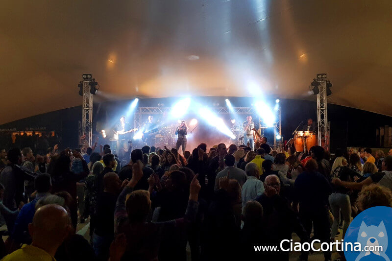 Gente che balla durante una festa campestre a Cortina d'Ampezzo