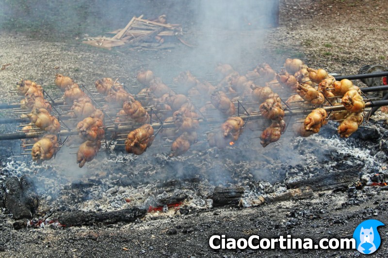 La cottura dei polli durante una delle feste campestri di Cortina