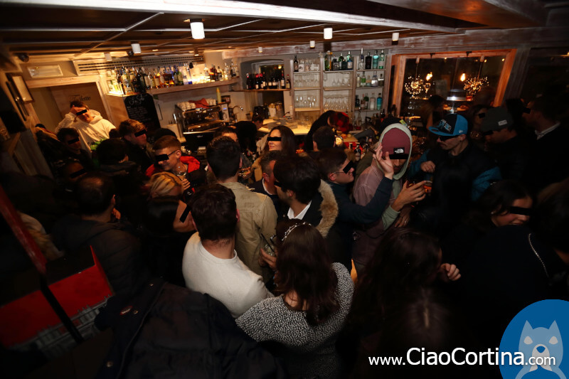 Ragazzi che ballano alla Suite di Cortina