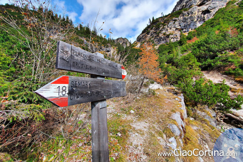 Wooden signs towards Prato Piazza and Cimabanche