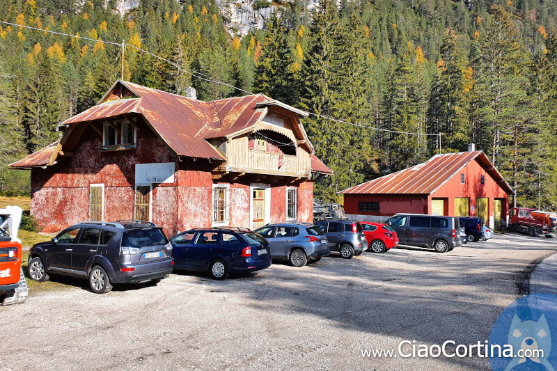 Parcheggio della casa cantoniera sul passo Cimabanche