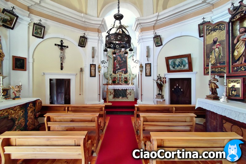 Gli interni della cappella di San Candido, a Cortina