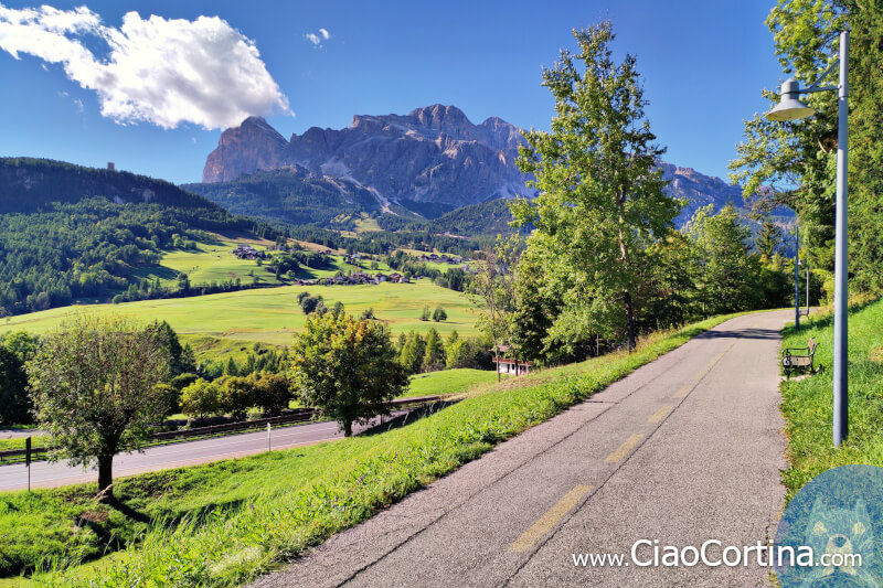 The railway in the direction of Cortina center