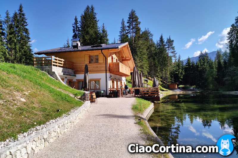 Il ristorante lago dAjal a Cortina, recentemente restrutturato