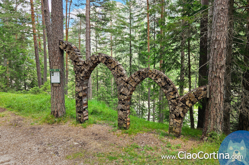 Artistic installations of the art school in Pian de Ra Spines