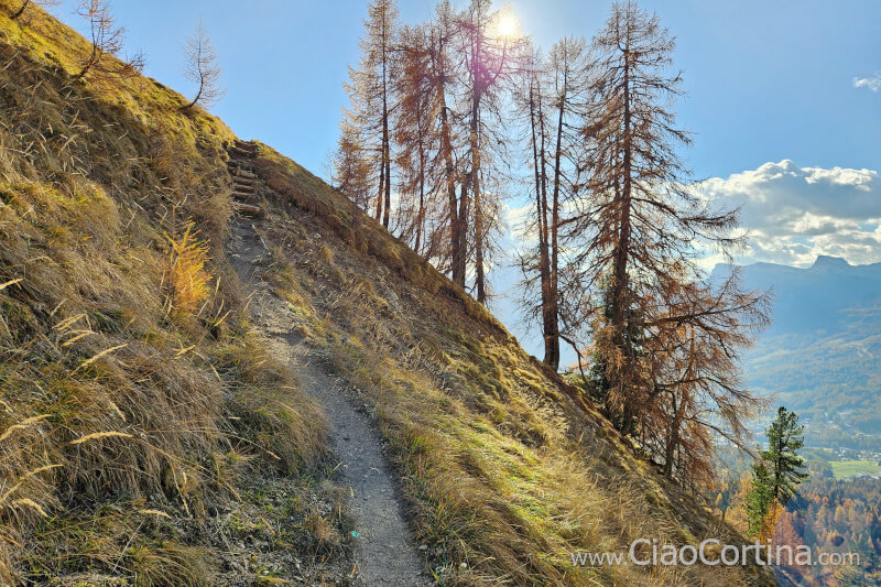 Sentiero esposto che porta alla panoramica di Zumeles