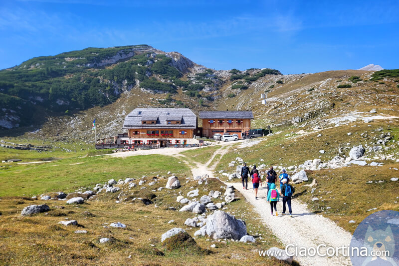 Il Rifugio Sennes all'orizzonte