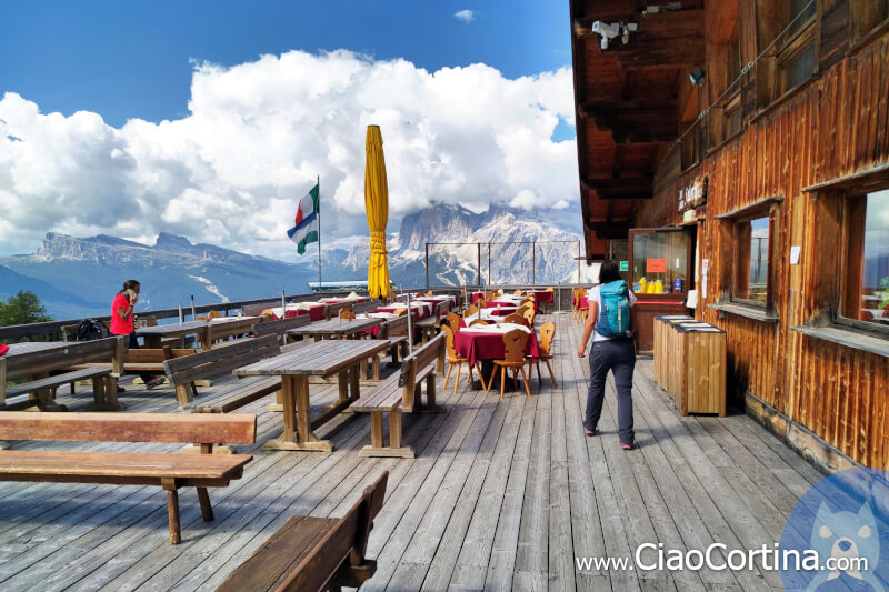 La terrazza del Rifugio Faloria, con panoramica su Cortina