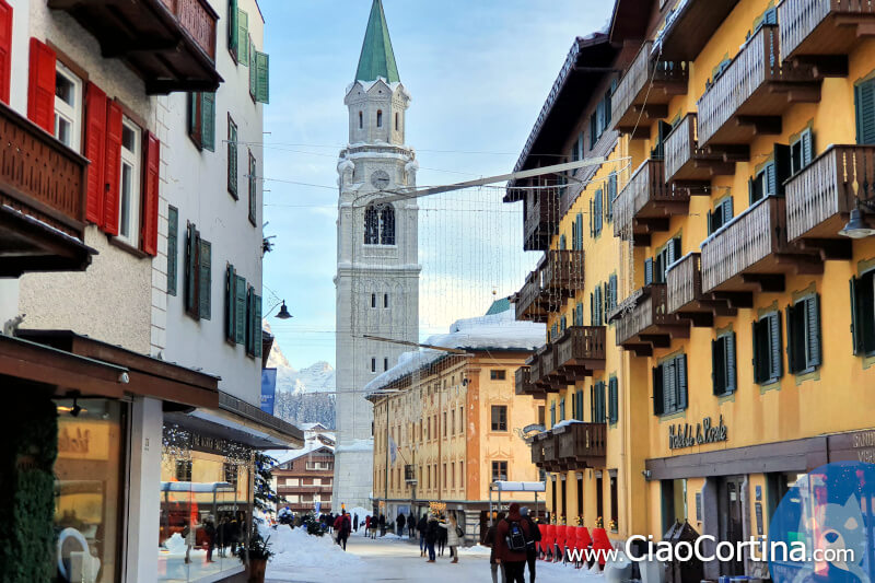 Turisti affollano Corso Italia a Cortina d'Ampezzo in inverno