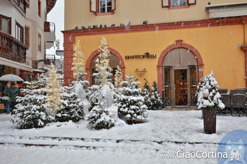 Store in Corso Italia decorated for Christmas in Cortina