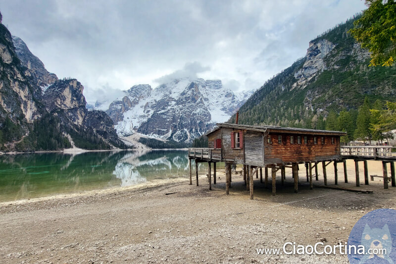 Panoramica della casetta in legno sul lago di Braies, in provincia di Bolzano