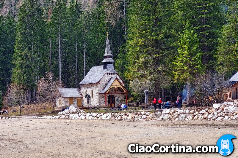 The little church of the divine mother sorrowful with tourists at Prags Wildsee