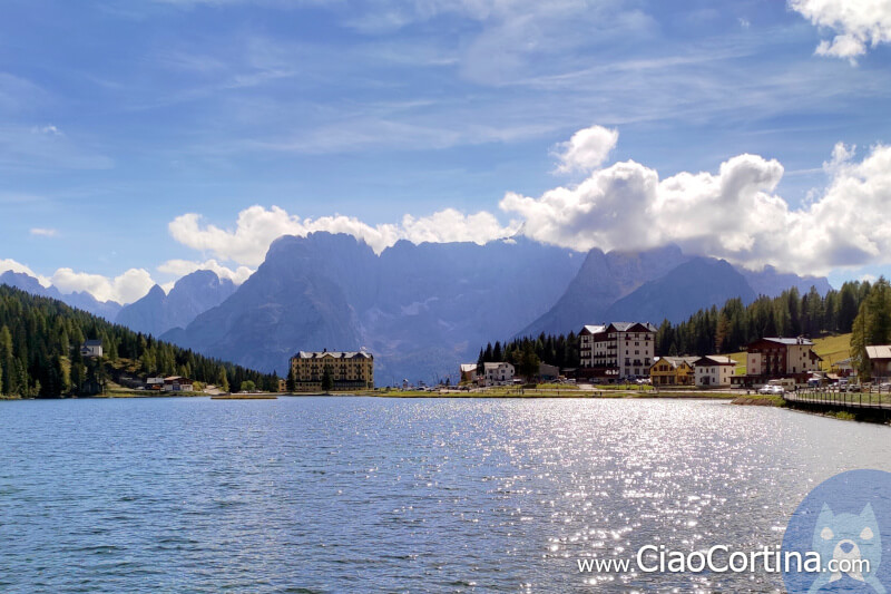 Panorama del lago di Misurina e dell'Istituto Pio XII