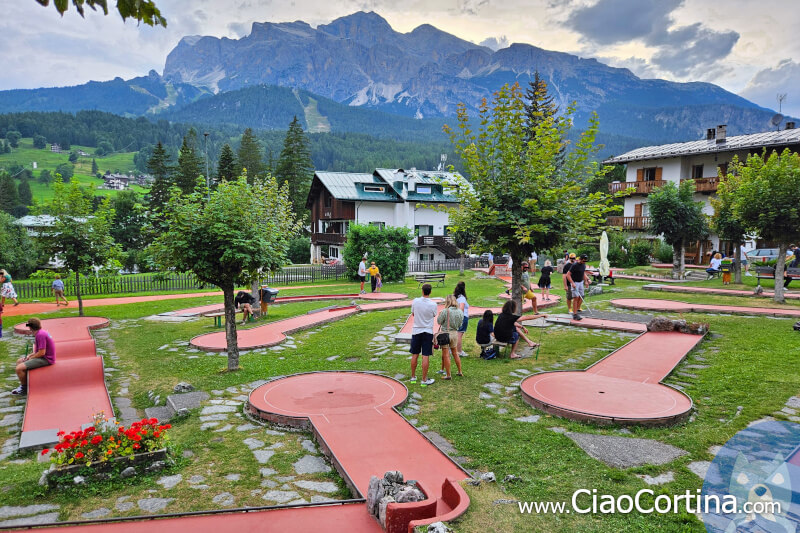 Una panoramica dei tracciati di minigolf a Cortina