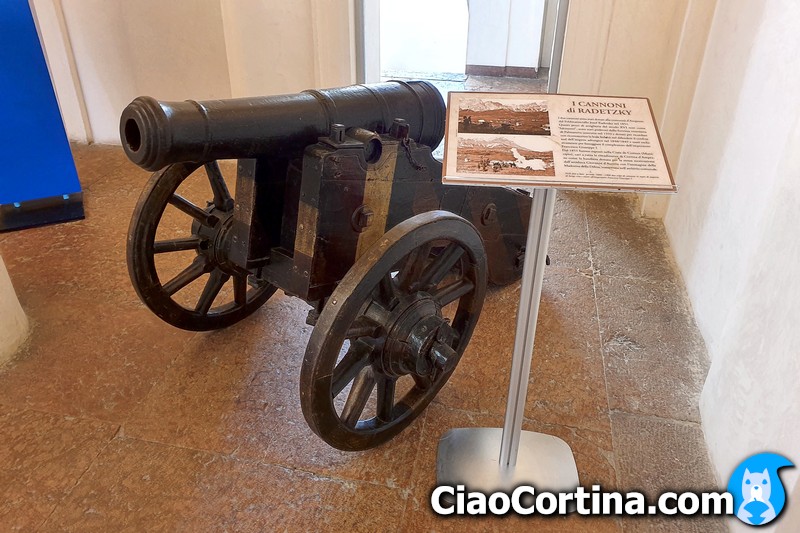 I Cannoni di Radetzky esposti nella sede del Comune di Cortina