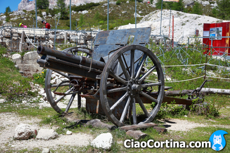 Un cannone esposto al forte tre sassi sul Passo Valparola