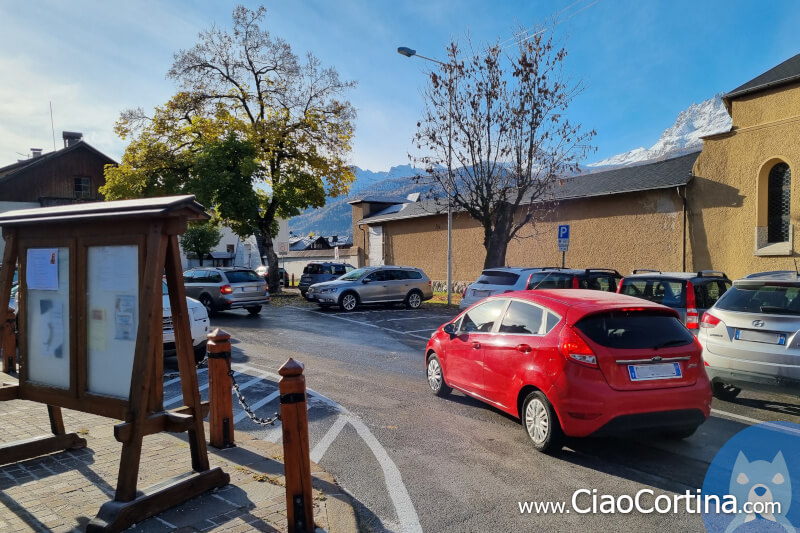 Il posteggio della chiesa della beata vergine della difesa a Cortina