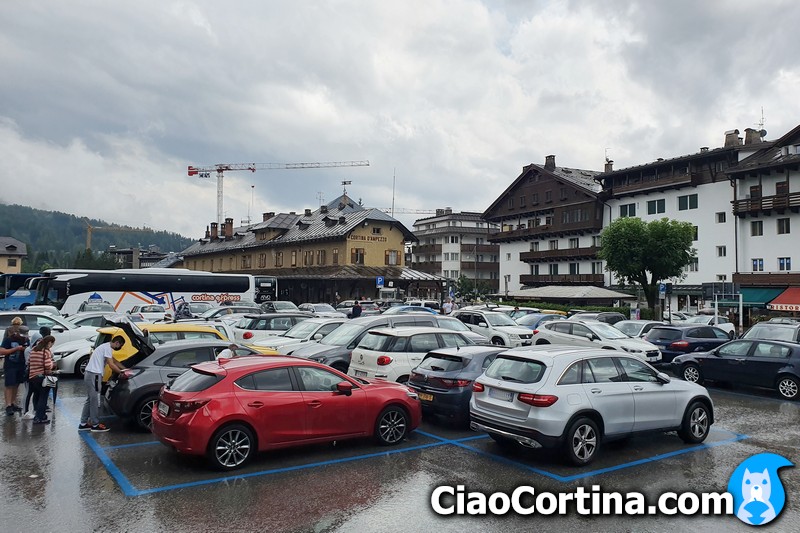 Il posteggio della stazione di Cortina d'Ampezzo in alta stagione