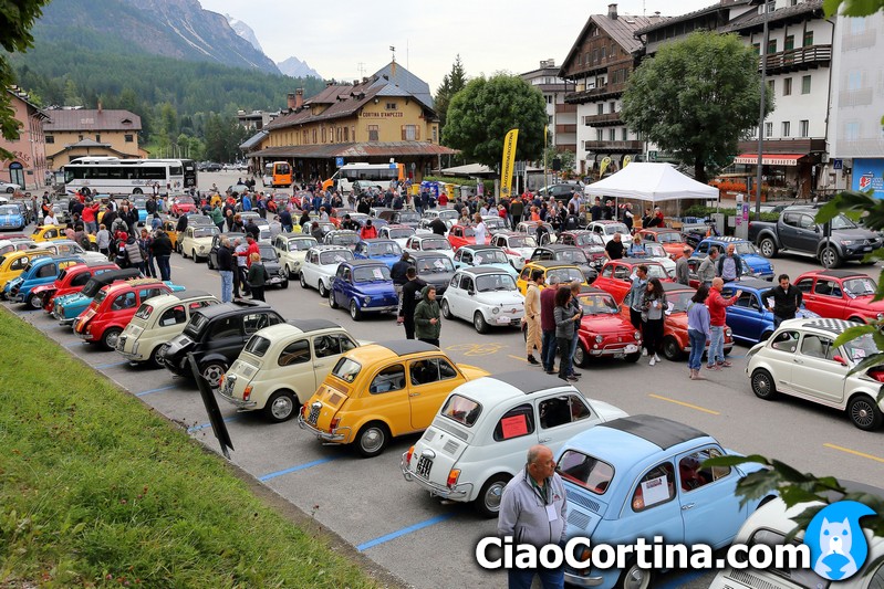 Il parcheggio della stazione di Cortina durante il raduno delle Fiat 500
