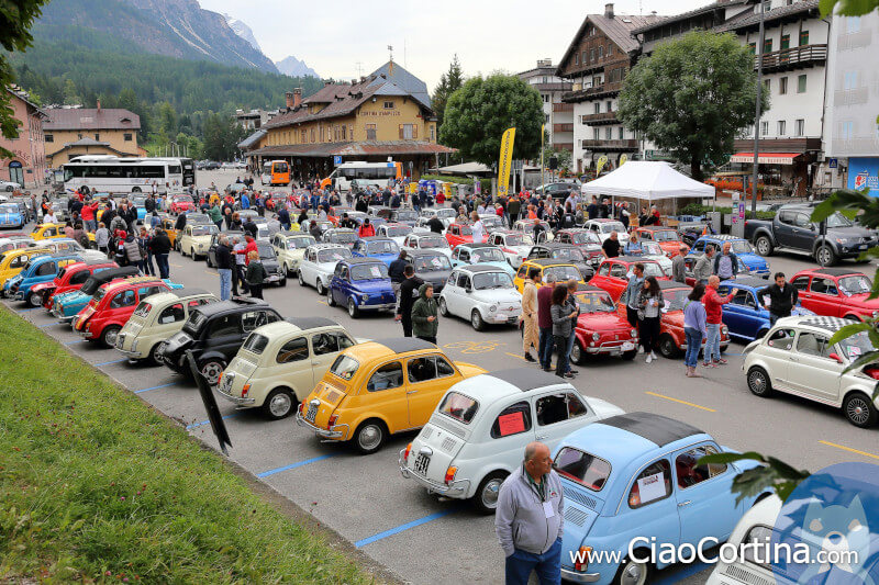 Il posteggio della stazione di Cortina durante un raduno delle Fiat 500