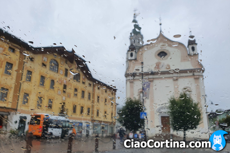 La basilica minore di Cortina d'Ampezzo con la pioggia