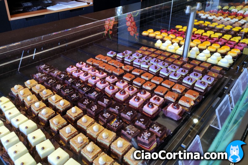 The showcase of Alverà Bakery's mignons