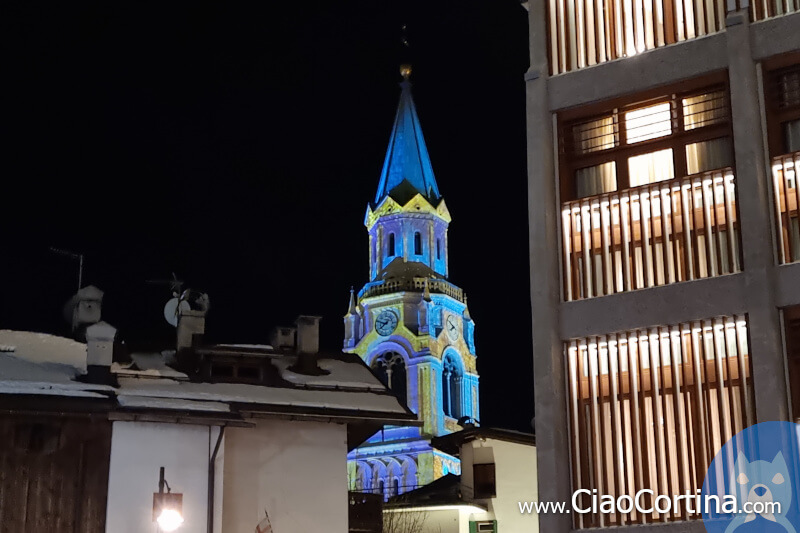 Proiezioni sul campanile durante il fashion week