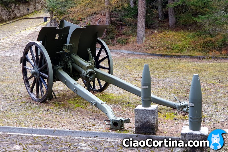 Un cannone esposto nell'ossario di Cortina