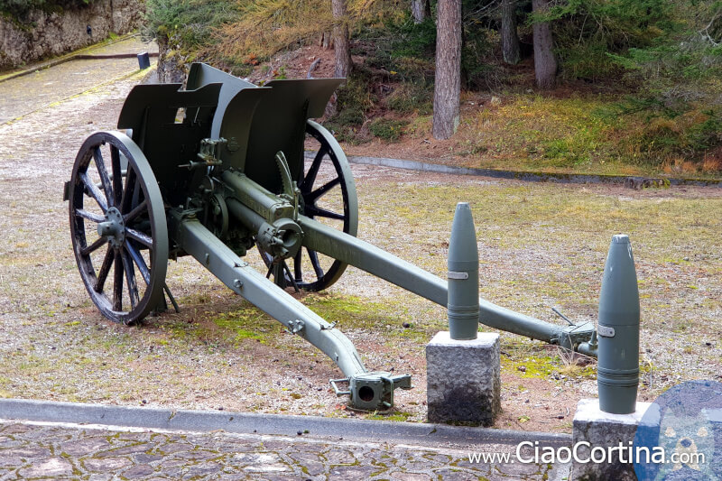 Un cannone esposto nell'ossario di Cortina