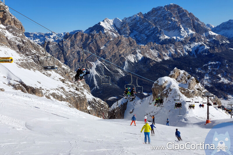 Sciare sulle piste di Tofana guardando il Cristallo