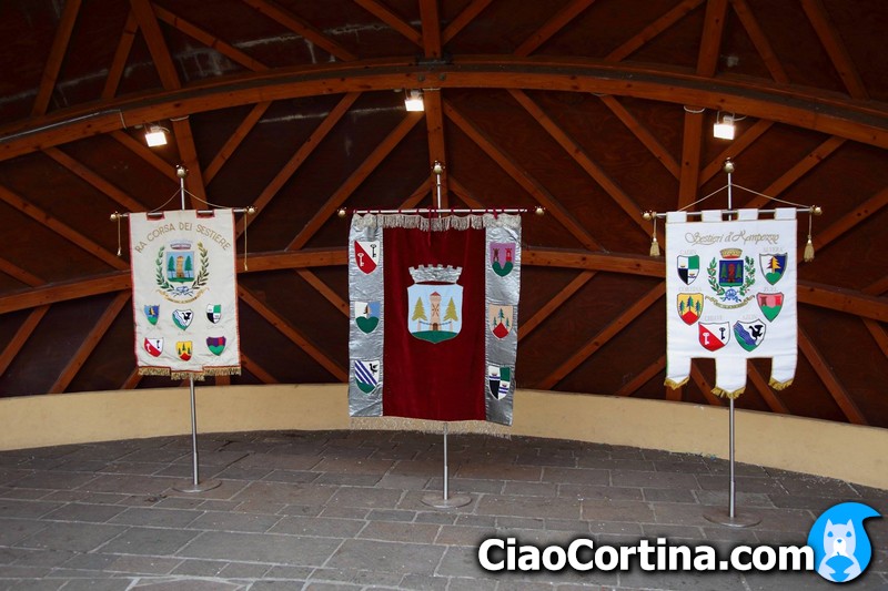 The coats of arms of the Sestieri displayed in shells during the summer running palio