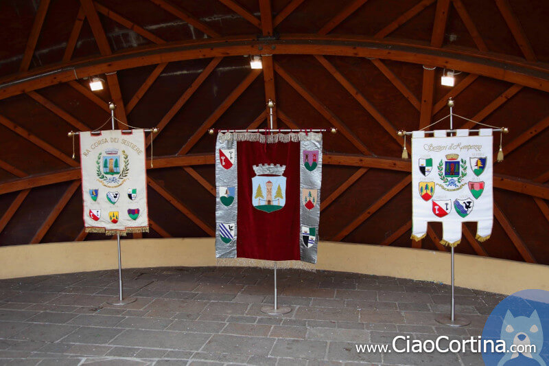 The coats of arms of the Sestieri displayed in shells during the summer running palio