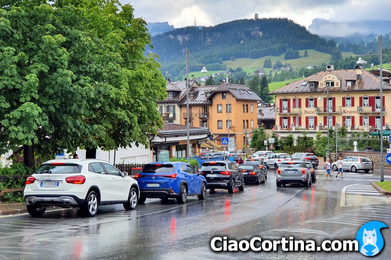 Il traffico di Cortina in un giorno di pioggia