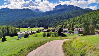 Hike in Cortina from the center to Pianozes through Convento