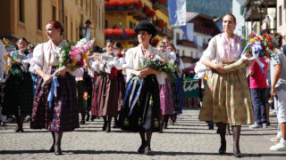 Ra Fèŝta de ra Bàndes, the marching bands parade of Cortina